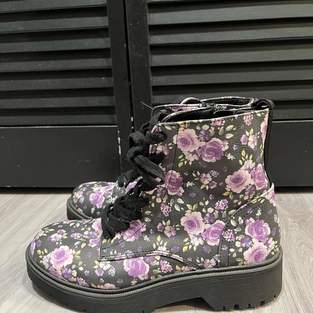 New Floral‎ Combat Boots with Purple Roses - Picture 2 of 4